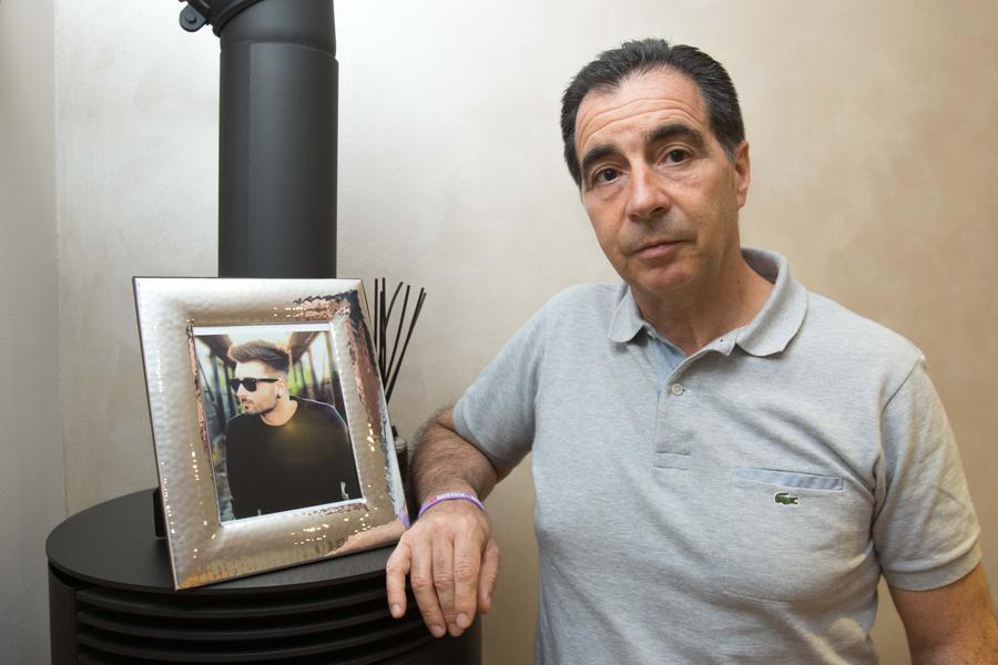 Luigi Ciatti accanto alla fotografia del figlio Niccolò