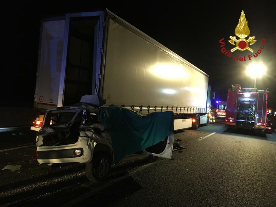 Modena. Con l’auto contro un tir: muore sull’A1