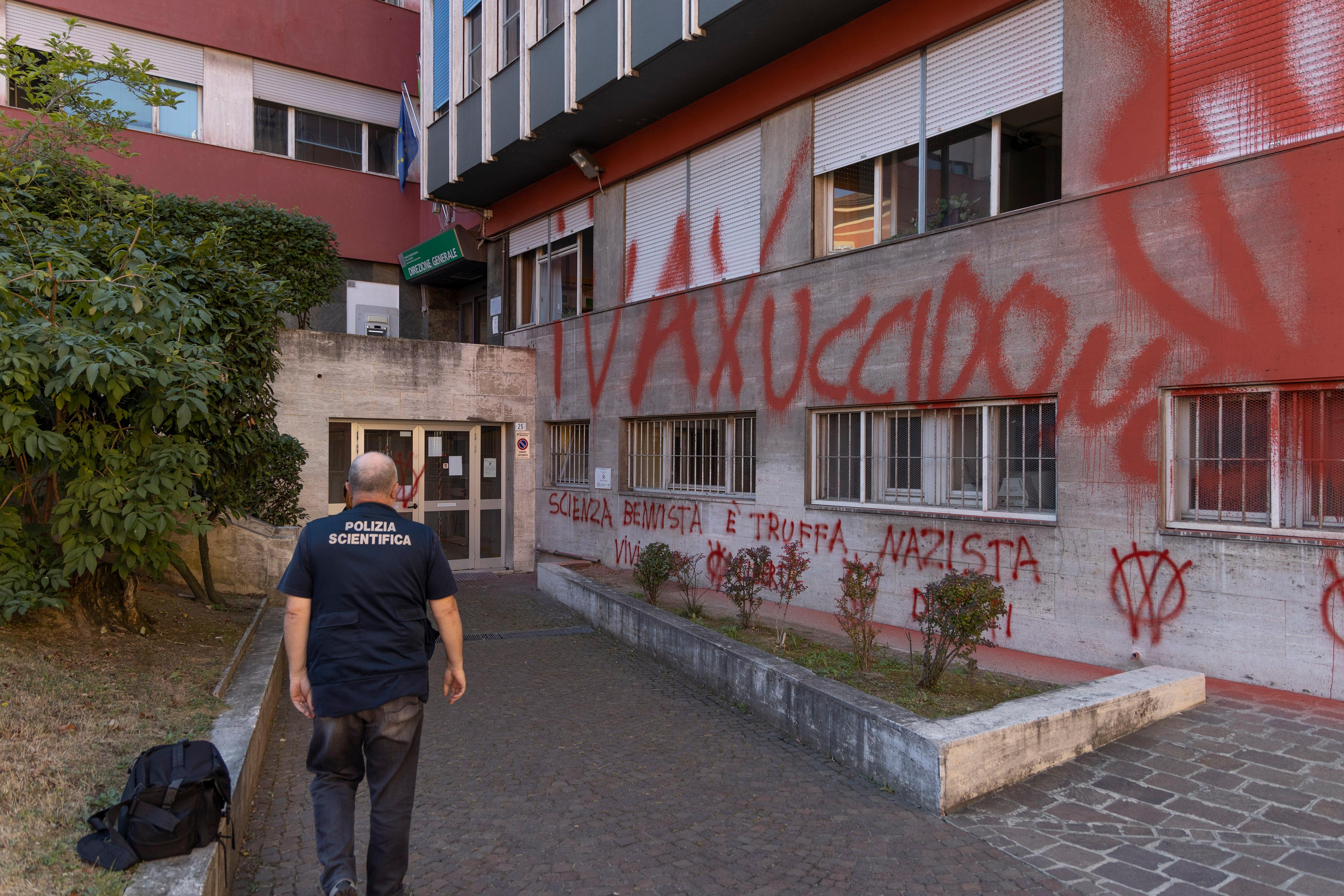 Modena Attacco al cuore della sanità I no-vax a volto coperto imbrattano la sede dell’Ausl 
