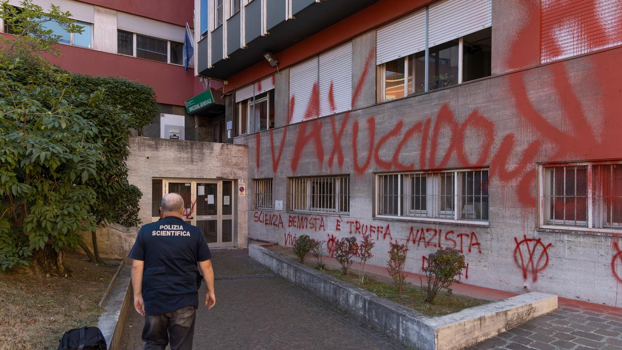 Modena Attacco al cuore della sanità I no-vax a volto coperto imbrattano la sede dell’Ausl