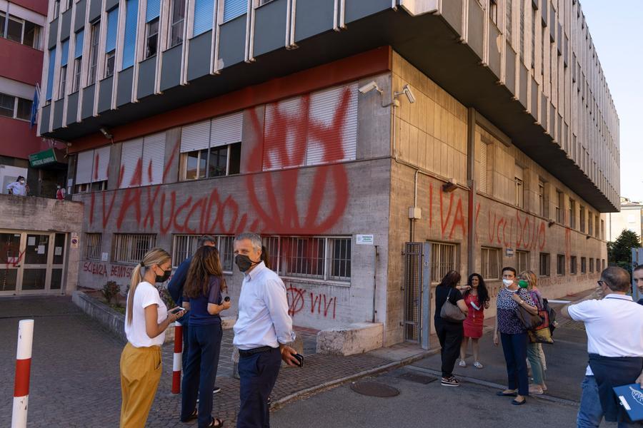  No Vax Vivi imbrattano la sede Usl S. Giovanni del Cantone