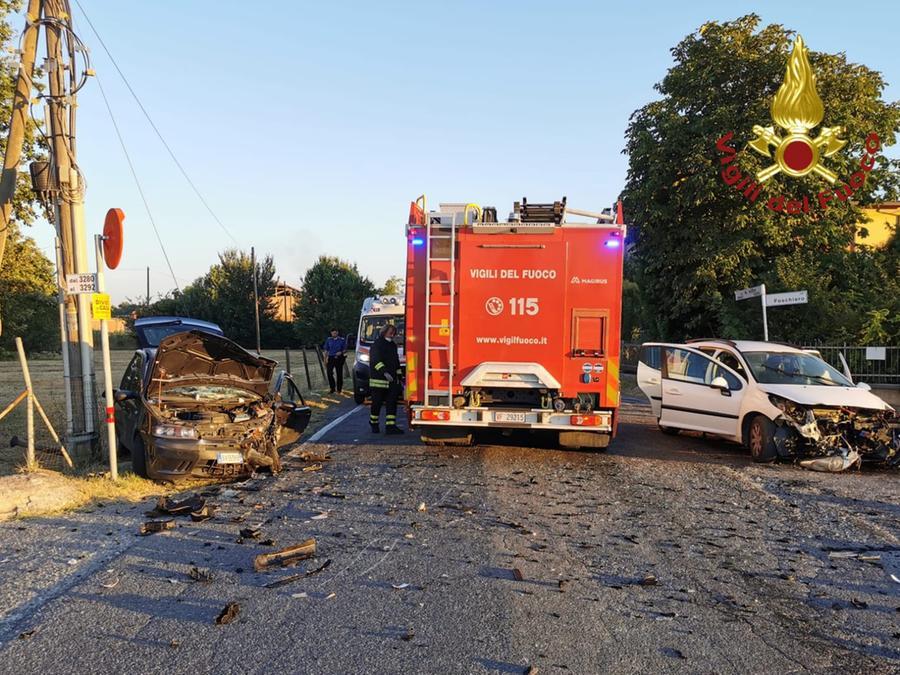 Spilamberto, scontro frontale: 4 feriti