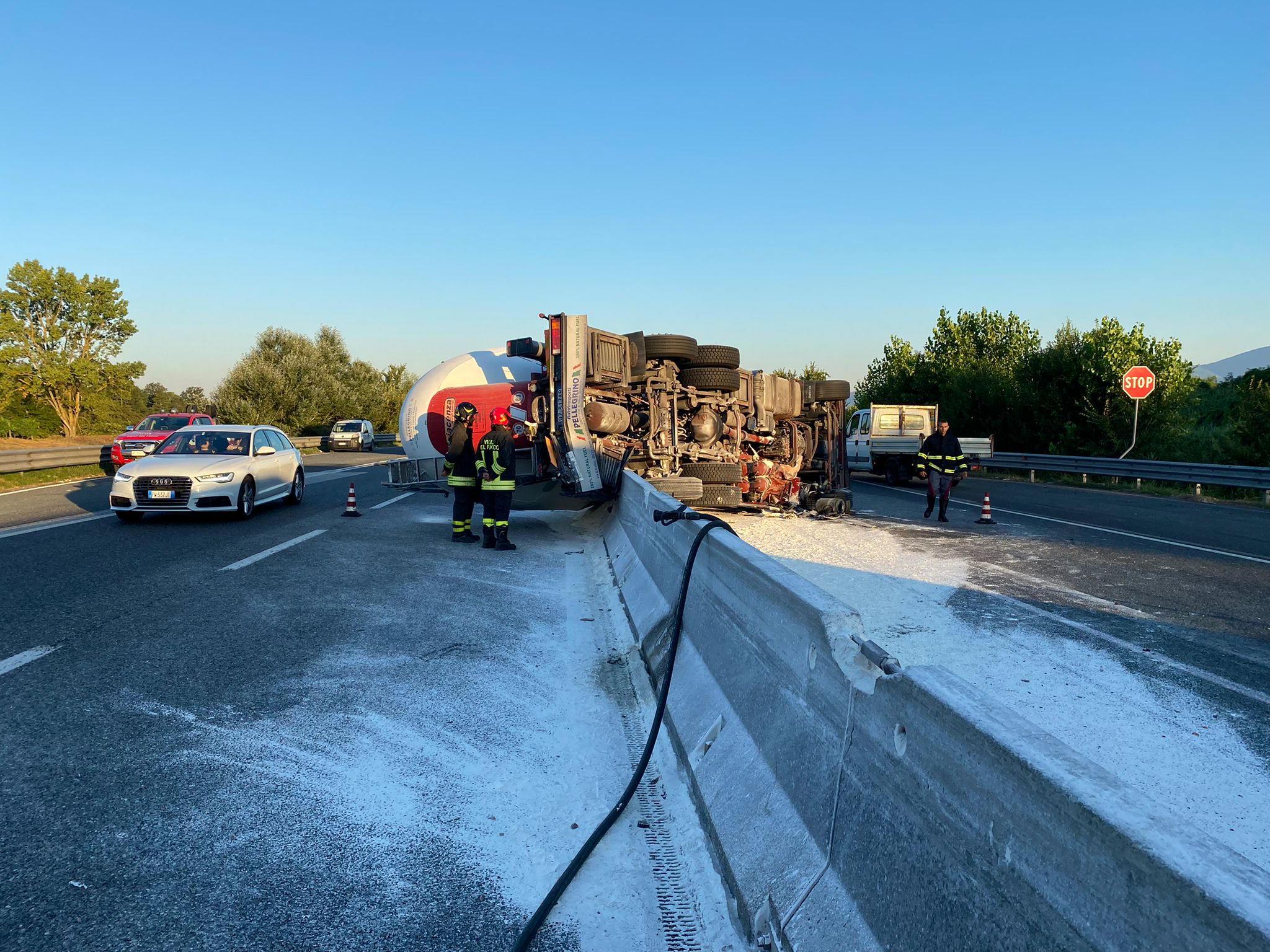 Fi-Pi-Li, camion carico di farine si ribalta: riaperta dopo ore la tratta tra Pontedera e Montopoli 
