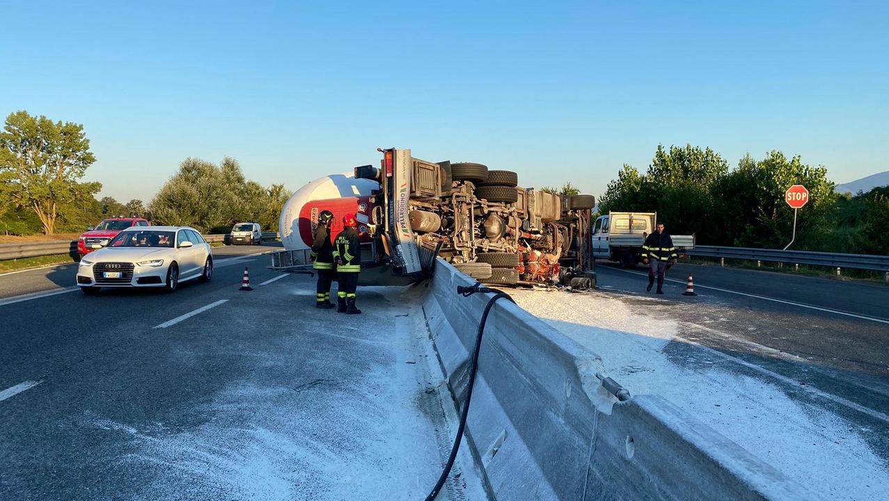 Fi-Pi-Li, camion carico di farine si ribalta: riaperta dopo ore la tratta tra Pontedera e Montopoli 