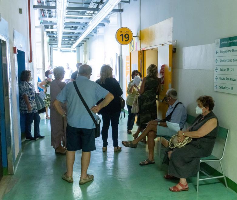 Ferrara. In coda al San Rocco per la quarta dose: «Così andiamo in vacanza sereni» 