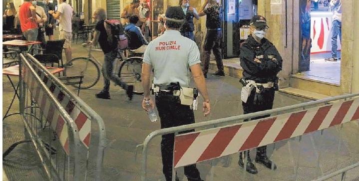 Malamovida a Pisa, piazze chiuse in caso di super affollamento 