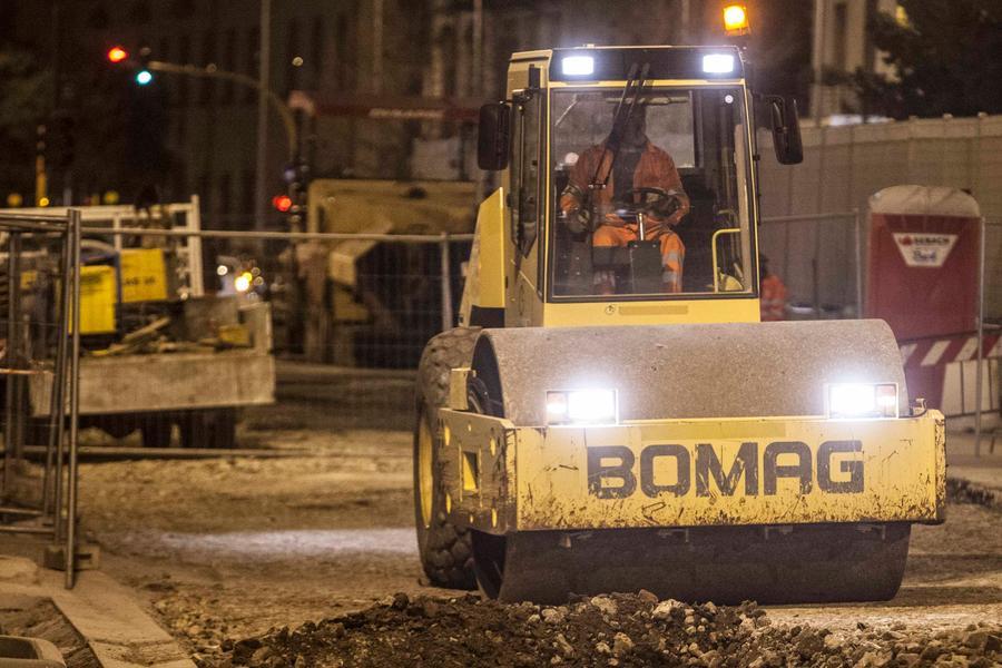 Firenze, lavori notturni nei cantieri della tramvia , nella foto gli operai in viale Morgagni 2015-02-17 © Niccolo' Cambi/Massimo Sestini