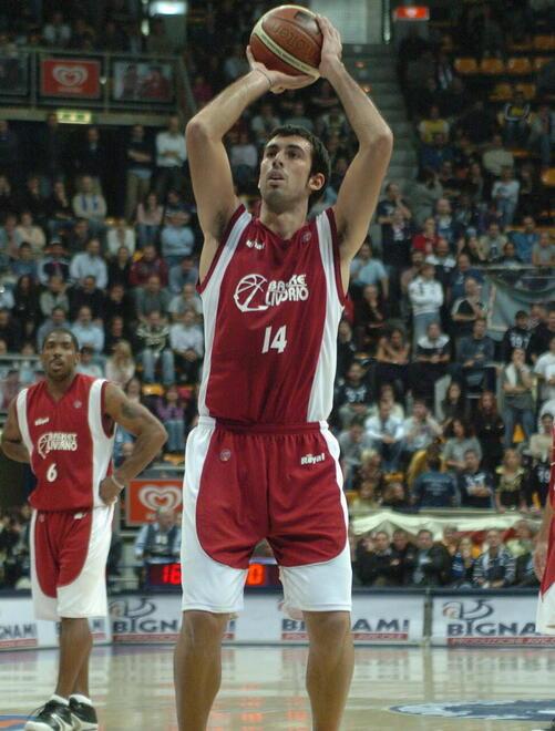 Tommaso Fantoni in maglia Basket Livorno nel 2005 al PalaDozza (Bizzi)