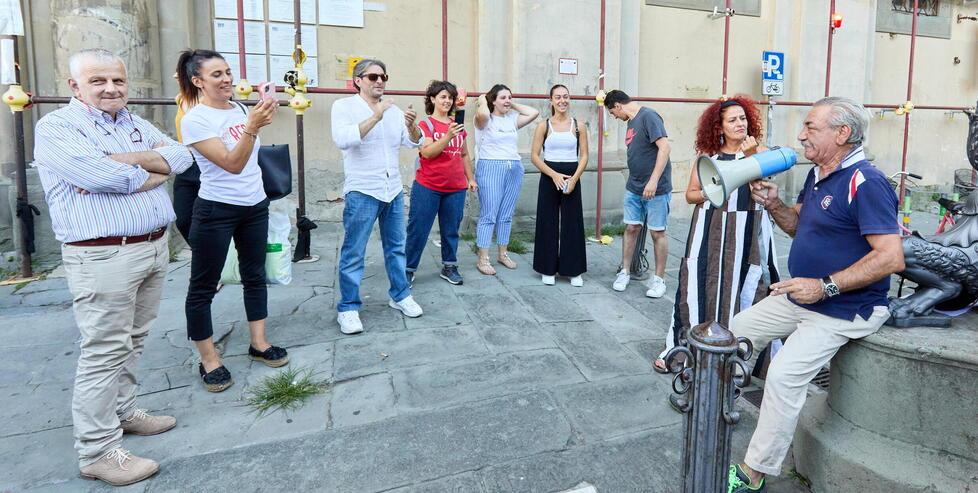 Lo storico bidello del Convitto Cicognini Pasquale Musco interviene al presidio a sostegno della preside Giovanna Nunziata