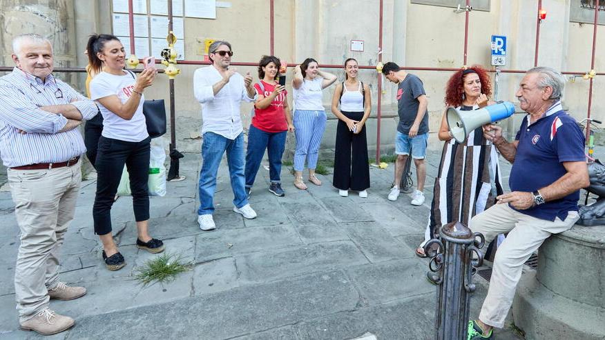Lo storico bidello del Convitto Cicognini Pasquale Musco interviene al presidio a sostegno della preside Giovanna Nunziata