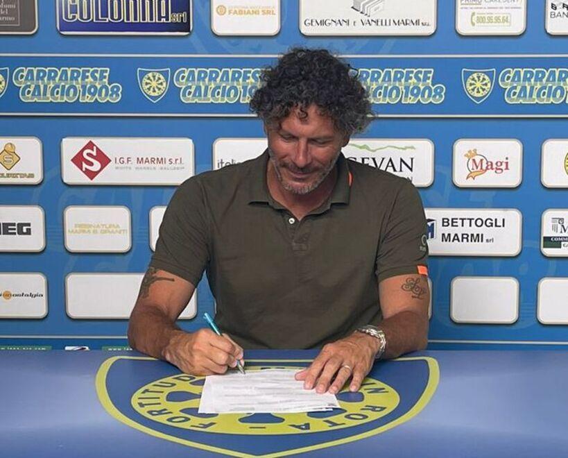 Alessandro Dal Canto qui sopra mentre firma il contratto