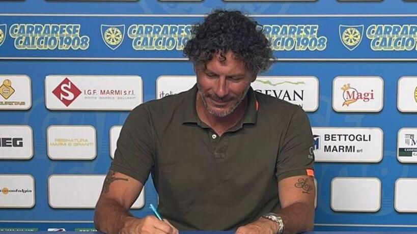 Alessandro Dal Canto qui sopra mentre firma il contratto