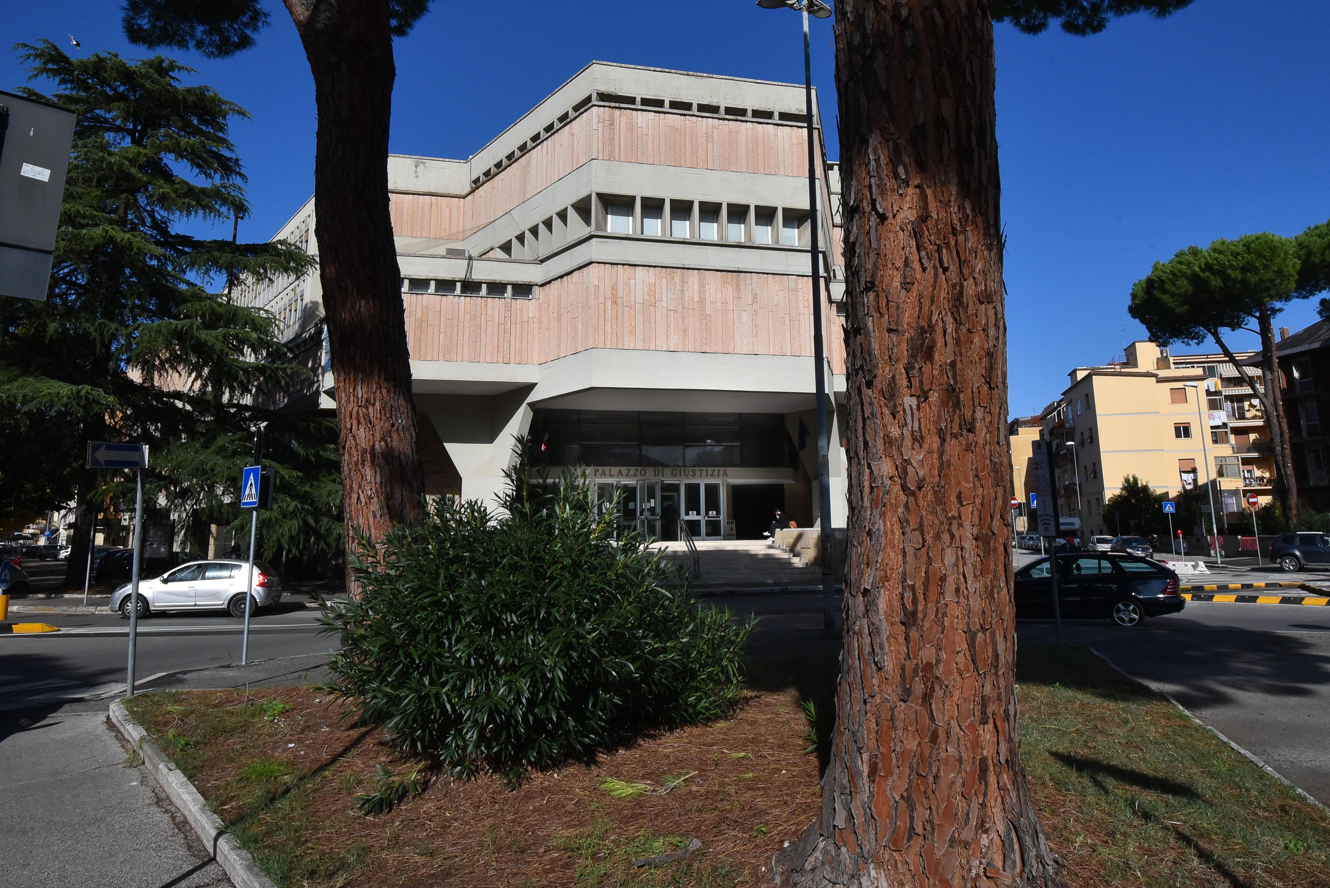 «Palpeggiata nel bagno del bar». Follonica, sotto processo un uomo di 34 anni 