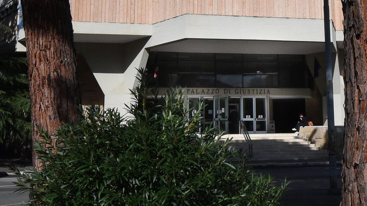 «Palpeggiata nel bagno del bar». Follonica, sotto processo un uomo di 34 anni