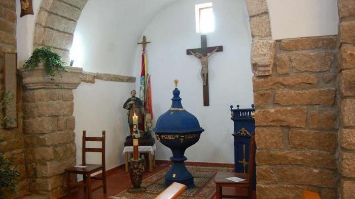 
	L&rsquo;interno di una chiesa di Nuchis

