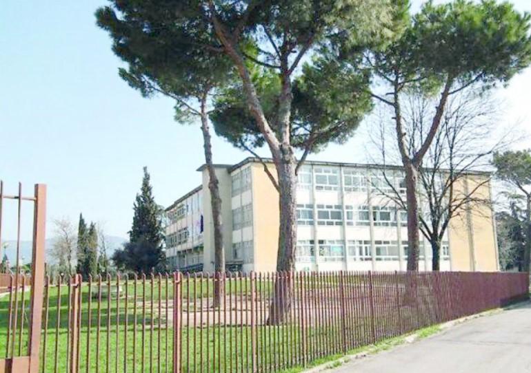 
	Nella foto, la scuola in via dei Bassi nella quale ieri sono stati portati via sei computer e le bibite

