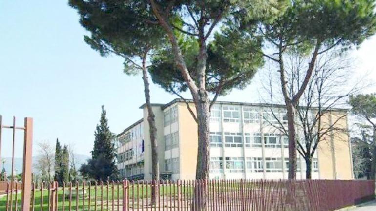 Nella foto, la scuola in via dei Bassi nella quale ieri sono stati portati via sei computer e le bibite