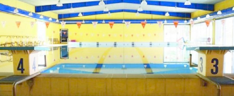 Caldo record ma la piscina è chiusa. «Aprire nel weekend costa troppo»