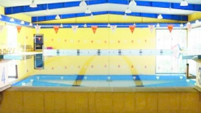 Caldo record ma la piscina è chiusa. «Aprire nel weekend costa troppo»