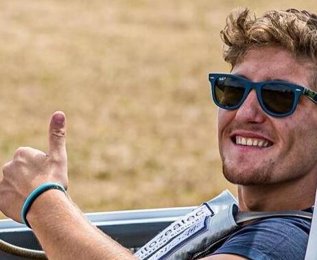 Giacomo Di Napoli sorride felice, seduto ai comandi del suo aliante: il pilota acrobatico di Agliana è morto in un incidente mentre si stava allenando in vistaw dei campionati mondiali in programma in Francia