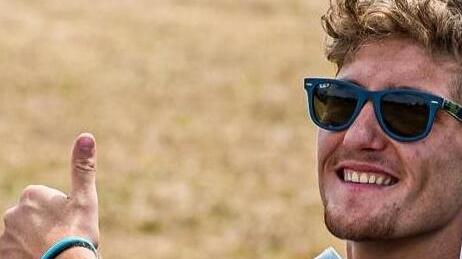Giacomo Di Napoli sorride felice, seduto ai comandi del suo aliante: il pilota acrobatico di Agliana è morto in un incidente mentre si stava allenando in vistaw dei campionati mondiali in programma in Francia