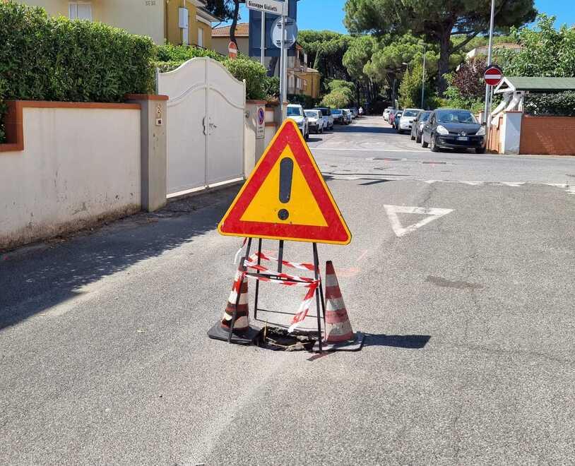 Il foro nell’asfalto si è creato una decina di giorni fa. E preoccupa i residenti