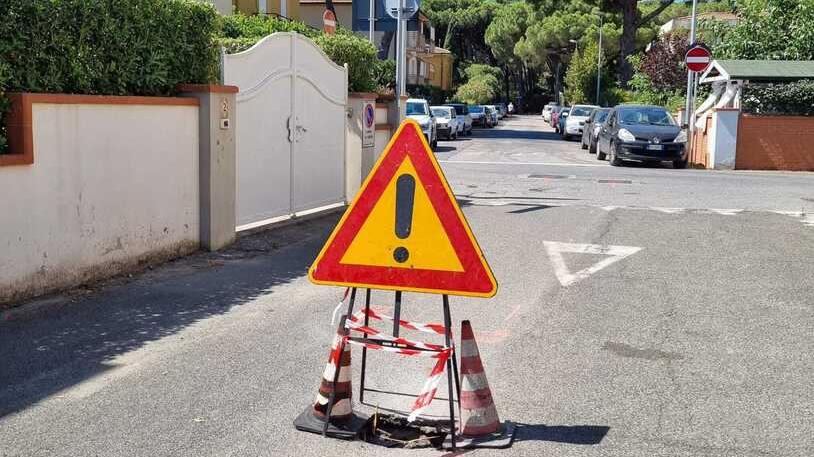 Il foro nell’asfalto si è creato una decina di giorni fa. E preoccupa i residenti