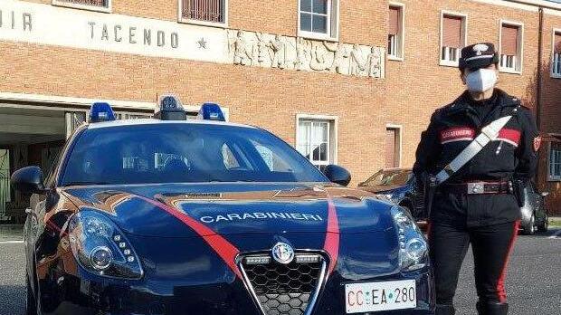 Litiga con la compagna con addosso una pistola clandestina: trentenne finisce in carcere