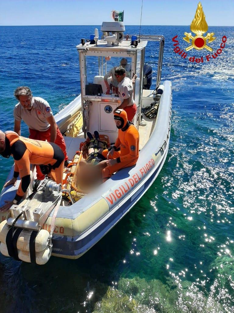 Cade e si fa male a una spalla: soccorso dai pompieri