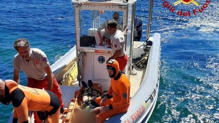 Cade e si fa male a una spalla: soccorso dai pompieri