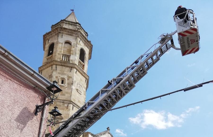 Intervento dei vigili del fuoco sul campanile di Mara