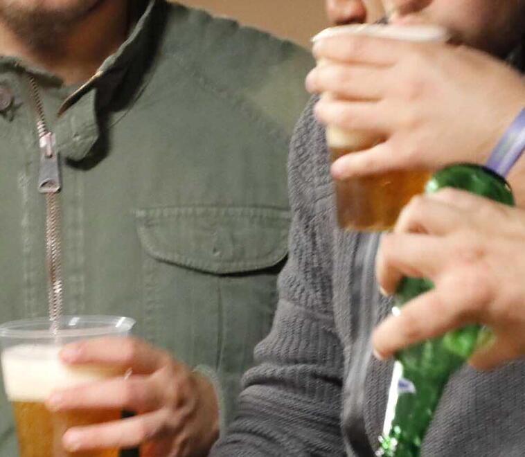 Pietrasanta, un patto contro l’alcol ai giovani tra bar, scuola e istituzioni 