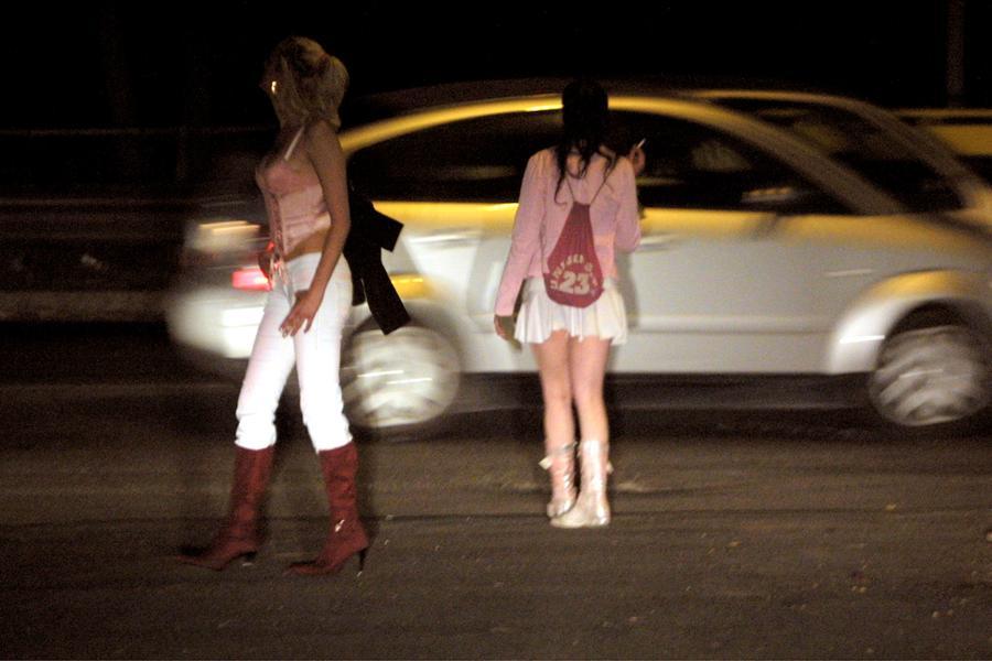 Sassari, prostituta stacca a morsi il lobo di un orecchio ad una “collega”