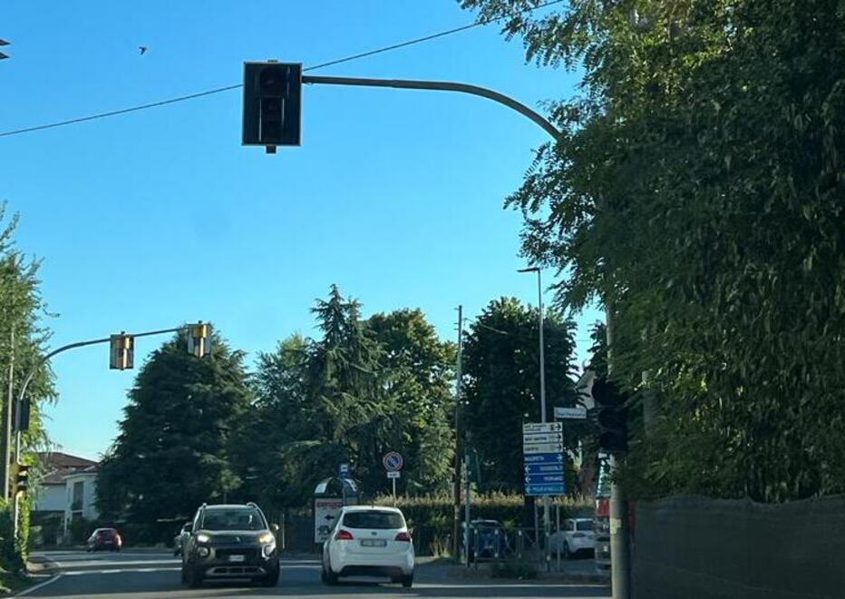 Formigine. Semaforo guasto da 7 giorni a Corlo «Colpa del maltempo, danno serio» 