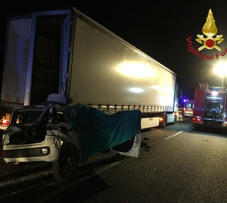 Tampona tir in A1, 50enne morto sul colpo