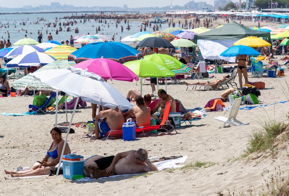 A tre anni si perde in spiaggia e cammina per due chilometri da Lido Pomposa a Nazioni