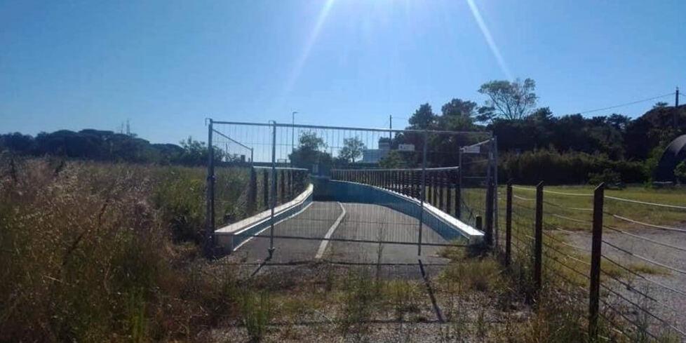 Lucchetti alla nuova ciclabile da Lido Spina al Ravennate