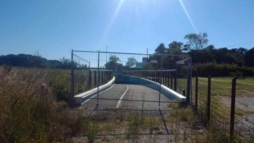 Lucchetti alla nuova ciclabile da Lido Spina al Ravennate