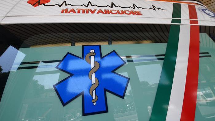 Un'ambulanza del 118 all'esterno del Pronto Soccorso dell'ospedale S.Martino di Genova, 1 agosto 2018. Si registra maggiore afflusso di pazienti ma nessuna criticita' particolare. ANSA/LUCA ZENNARO