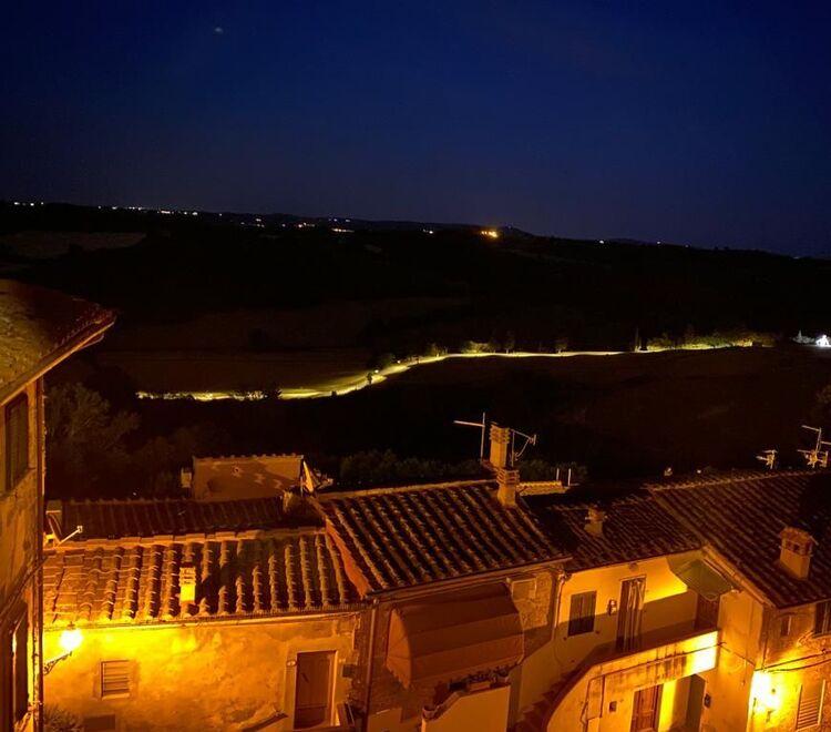 A spasso “senza tempo” tra specchi, giganti e luci ad alta tecnologia