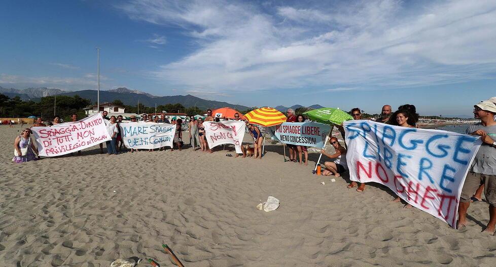 «Le nostre spiagge libere come ghetti»: la protesta del gruppo “I 500 in battigia” 