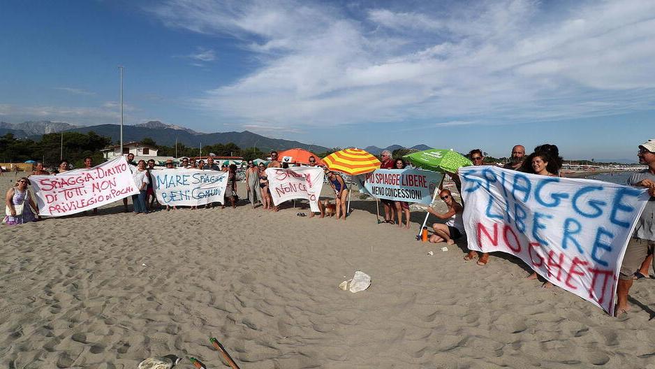 «Le nostre spiagge libere come ghetti»: la protesta del gruppo “I 500 in battigia”