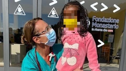 La piccola e la cardiologa pediatrica Nadia Assanta