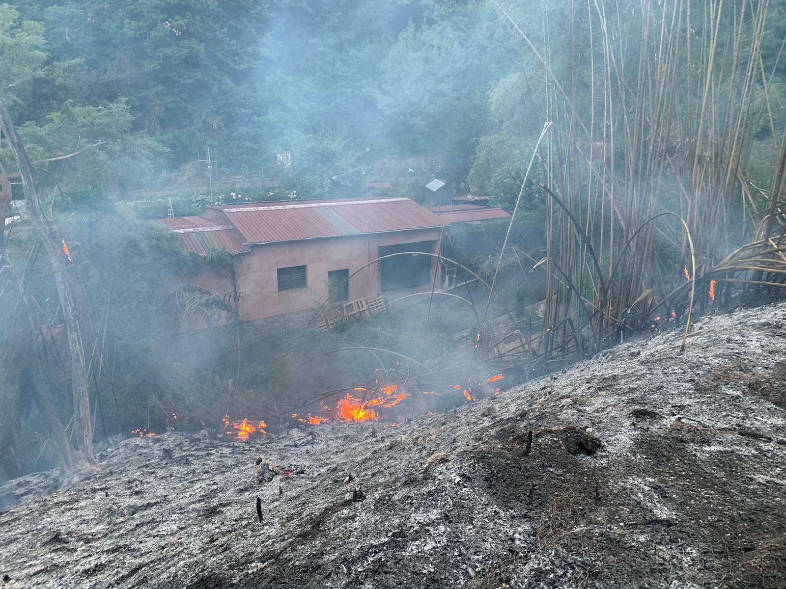 Un incendio al giorno in Versilia, tra divieti e controlli ecco come si difende il territorio 