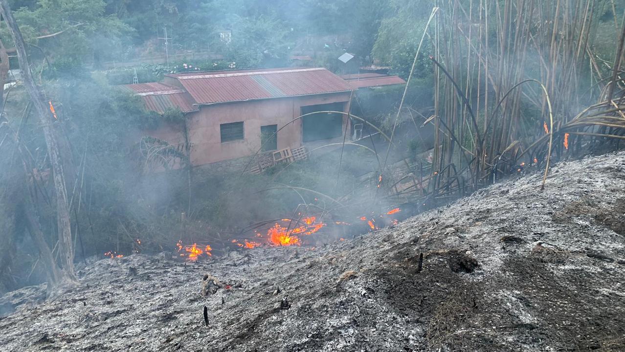 Un incendio al giorno in Versilia, tra divieti e controlli ecco come si difende il territorio