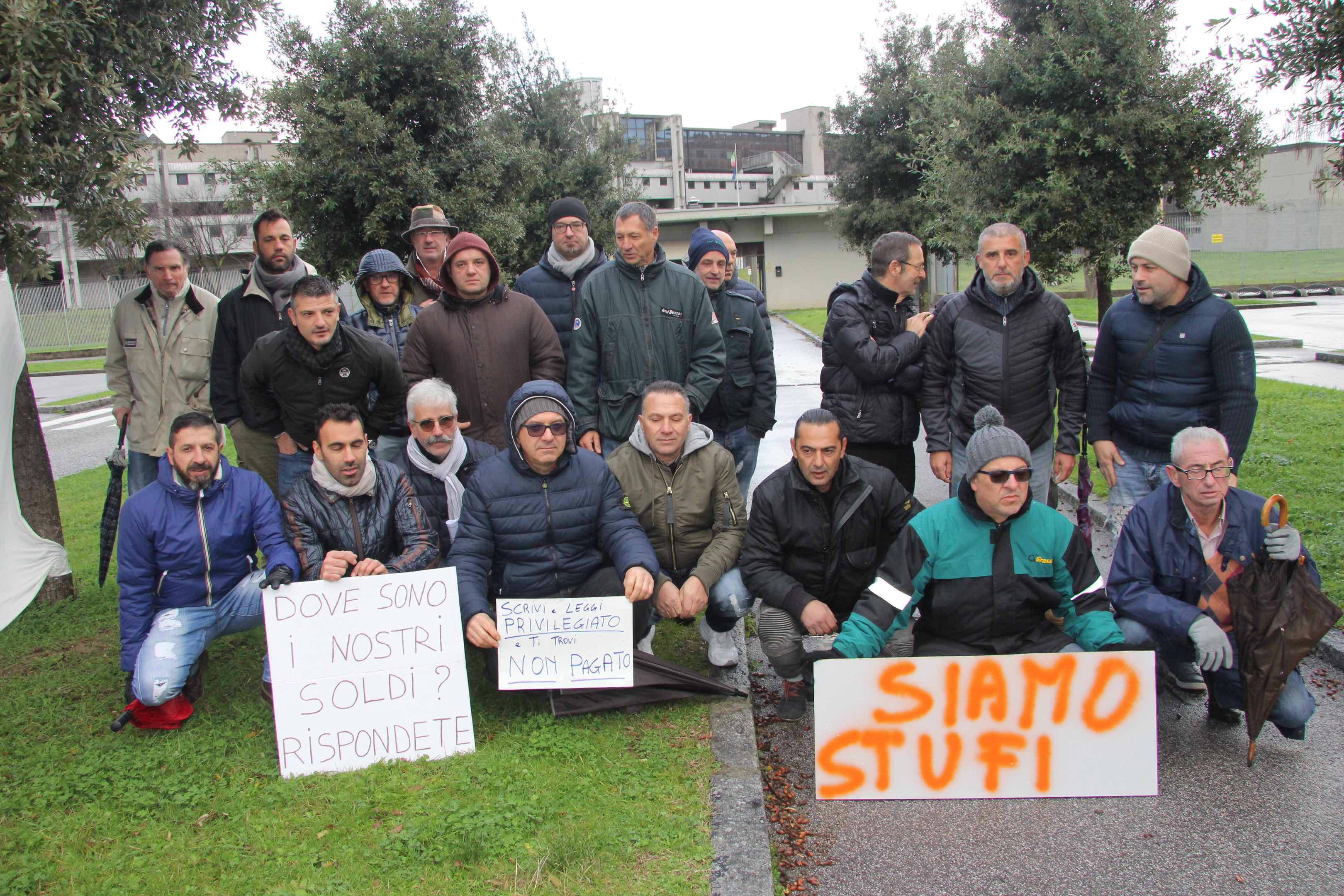 La protesta di alcuni ex dipendenti del gruppo Grassi nel 2017 davanti al Tribunale