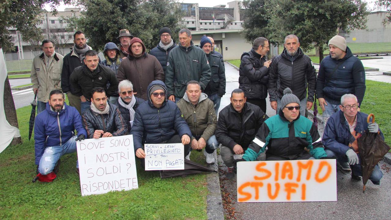 La protesta di alcuni ex dipendenti del gruppo Grassi nel 2017 davanti al Tribunale