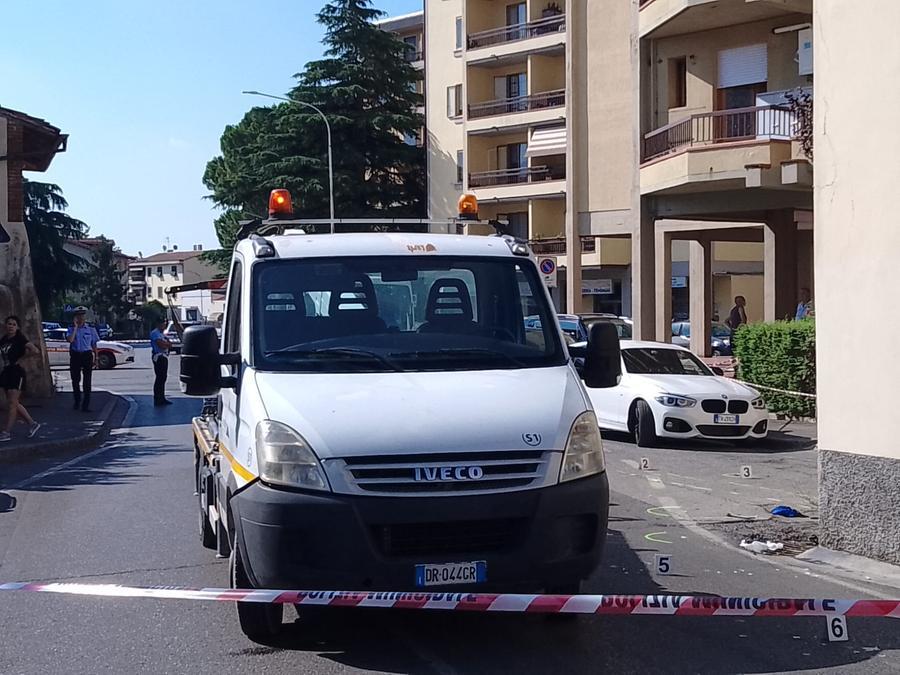 Prato, in moto contro il muro per evitare un furgone: gravissimo un giovane