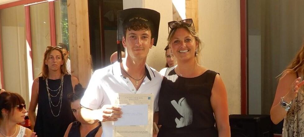 Lancio del tocco e premiazioni, il Foresi festeggia i diplomati 