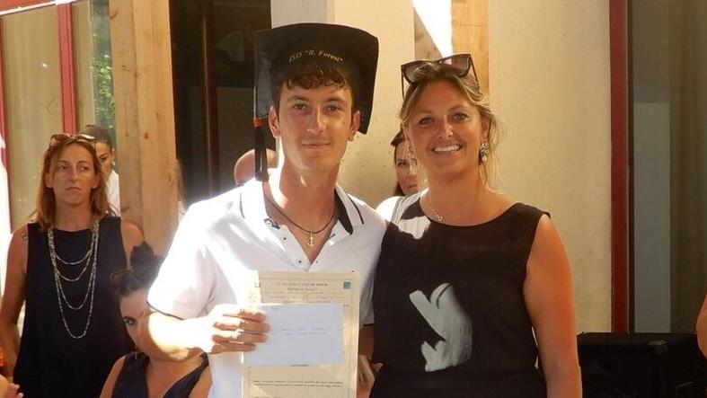 Lancio del tocco e premiazioni, il Foresi festeggia i diplomati
